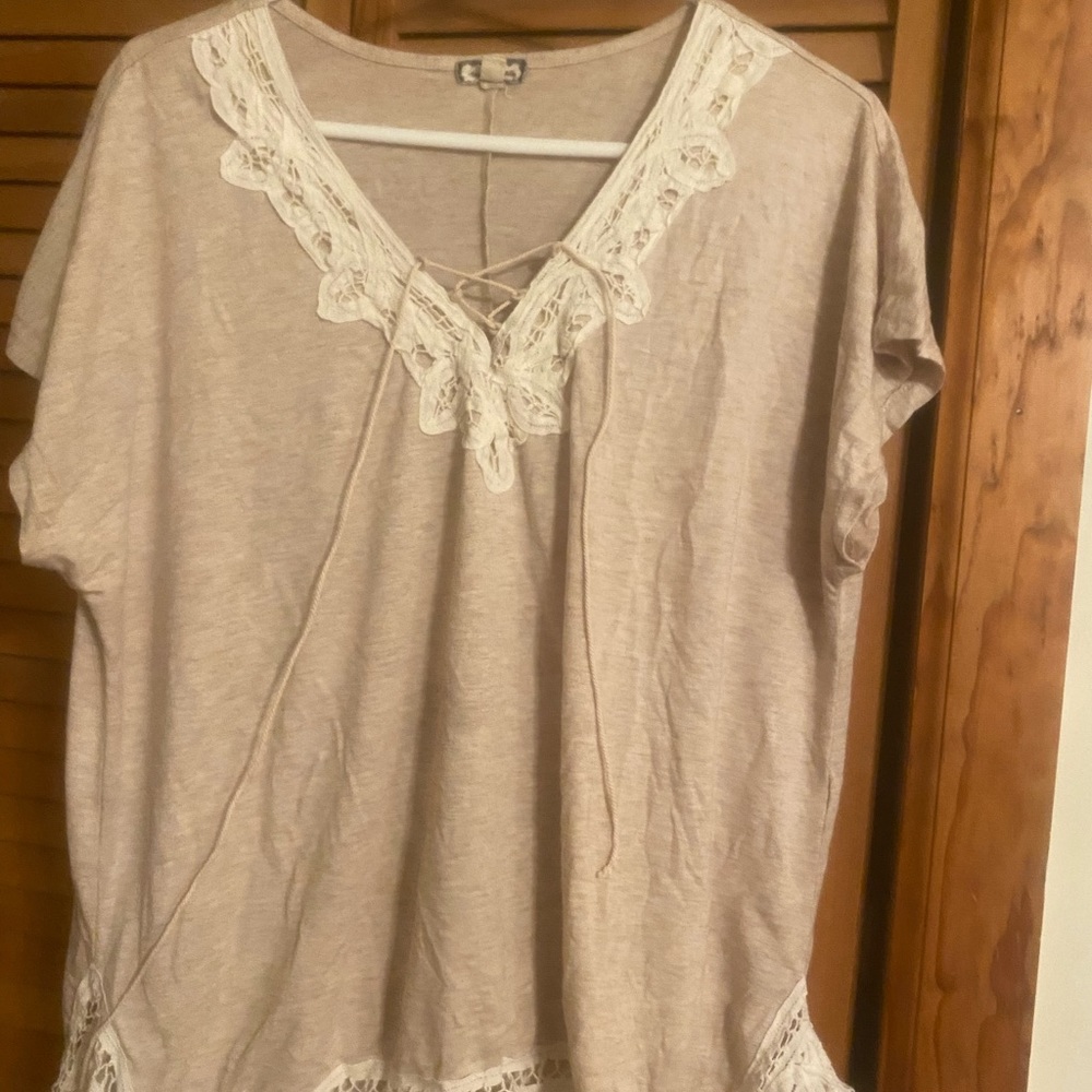 Beige shirt vneck with lace and tie on it